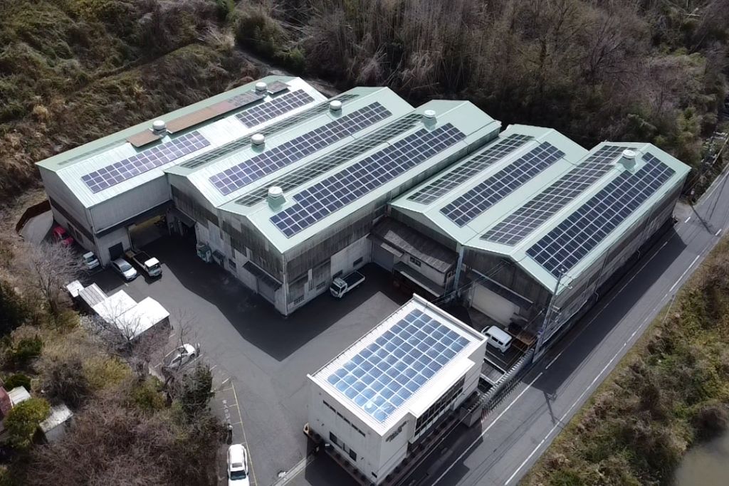 工場屋根全体に設置された太陽光パネルの俯瞰写真